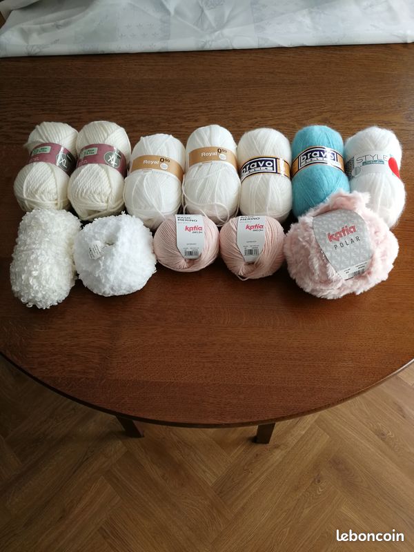 Lot de 12 pelotes de laine neuves (image 1)