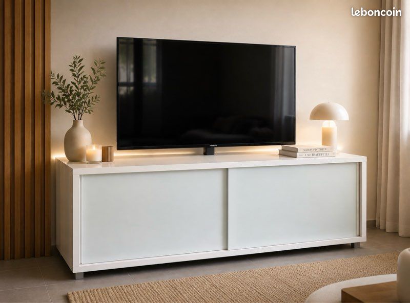 Meuble TV blanc laqué avec portes coulissantes en verre dépoli – Excellent état (image 1)