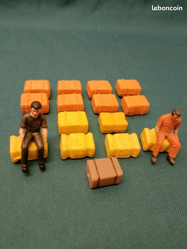Scalextric vintage 15 bottes paille + 2 figurines assises (image 1)