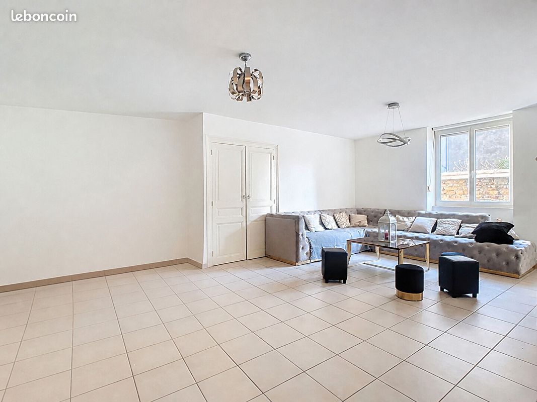 Appartement 3 pièces 81 m² · à Mâcon · 81 m² · 700 €