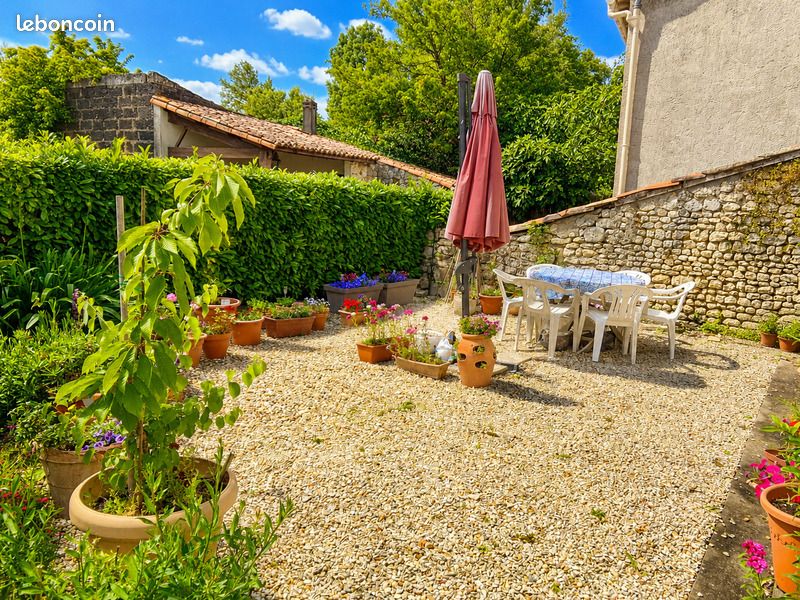 Maison 5 pièces 112 m² · à Mosnac · 112 m² · 57 000 €