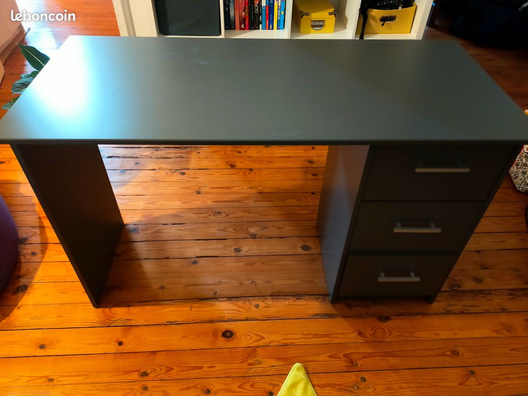 Bureau (image 1)