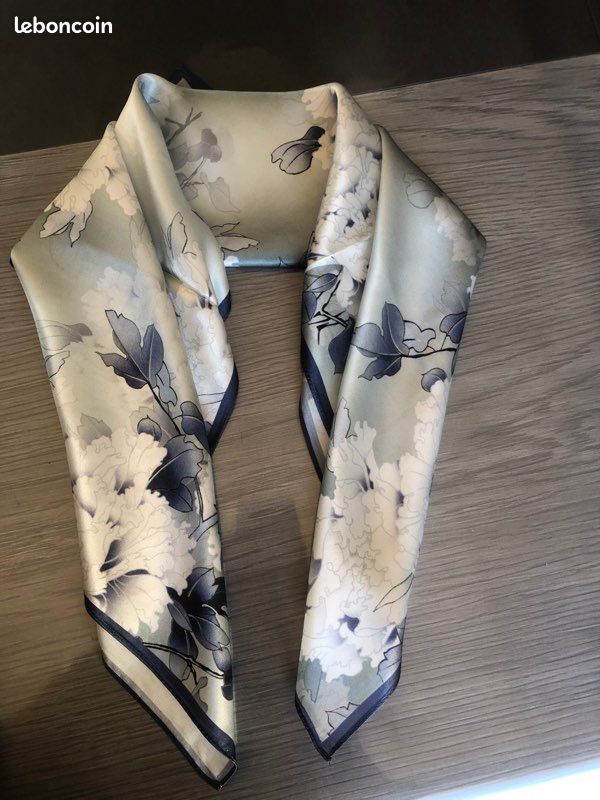 Foulard en soie 100% haut de gamme 68x68cm bandana femme tout neuf