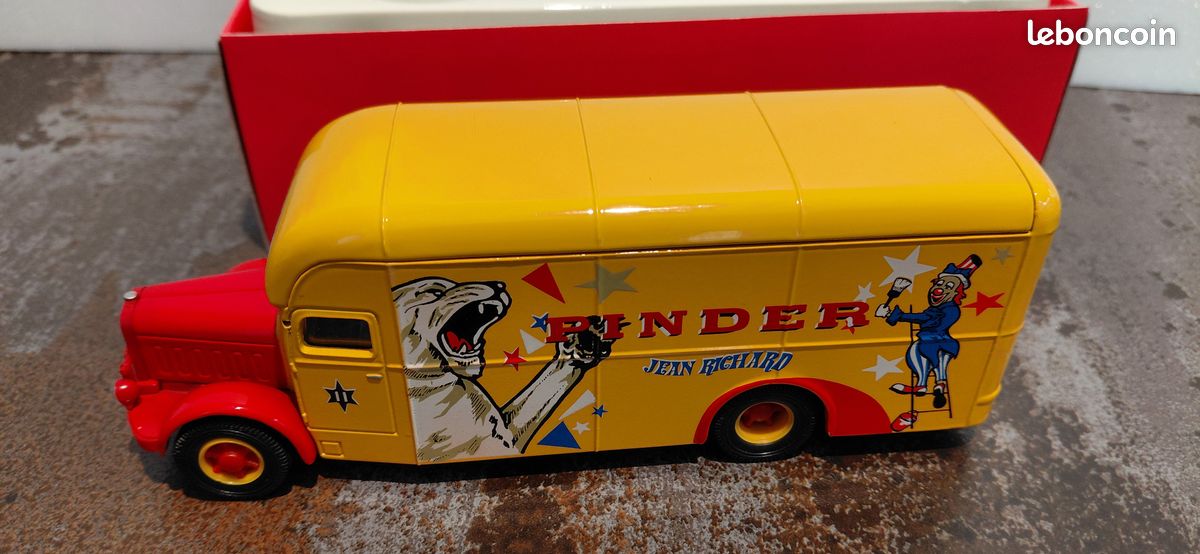 FORD TRANSIT DU Cirque PINDER Camionnette de Collection 1/43 Série