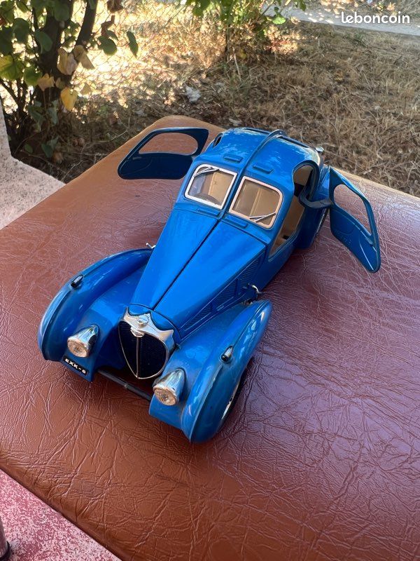 Voiture miniature 1/24 Burago / Bugatti atlantic (1936) - Label Emmaüs