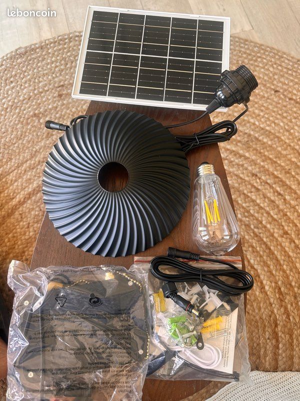 Lampe Solaire Suspendue LED Extérieur Intérieur - Éclairage Garage Patio Poulailler Grange - Économie Énergie, Étanche, Cordon Tirette