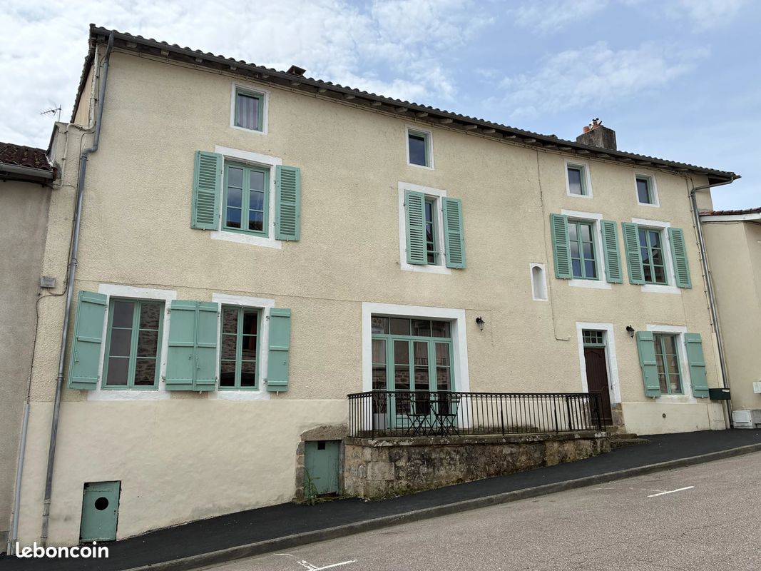 Maison 13 pièces 286 m² · à Rochechouart · 286 m² · 274 990 €