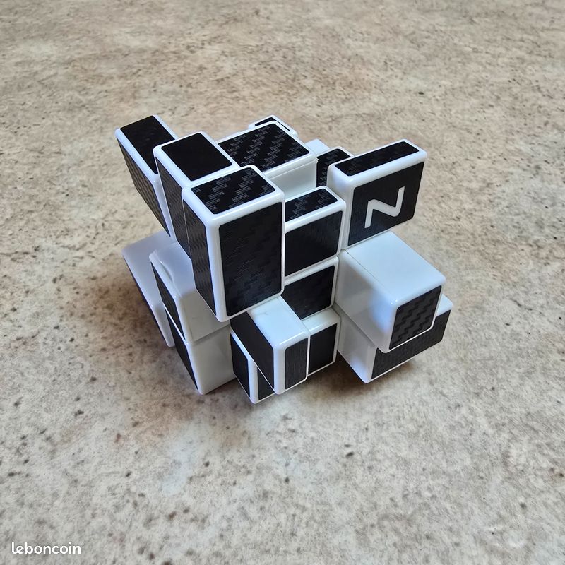 Cube Mirror Carbone (image 1)