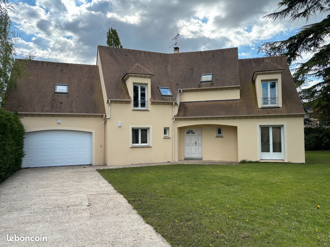 Maison 10 pièces 240 m² · à Feucherolles · 240 m² · 1 090 000 €
