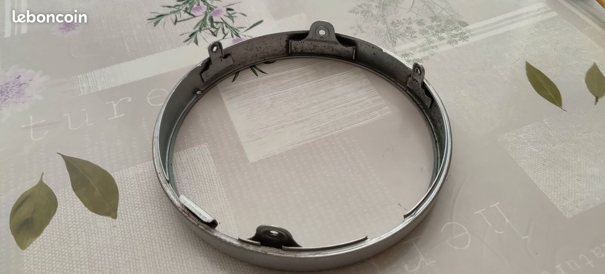 Vend collerette de phare de yamaha zéphyr 550 Cm 3 (image 1)