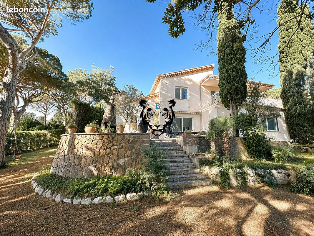 Maison 6 pièces 191 m² · à Roquebrune-sur-Argens · 191 m² · 1 099 000 €