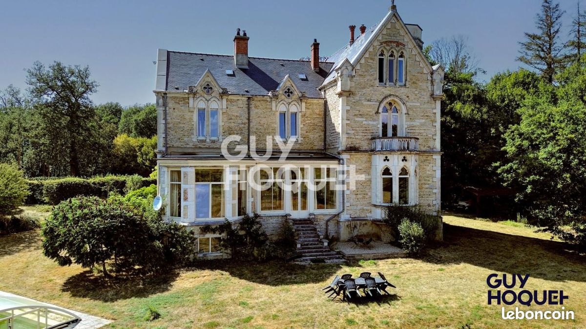 Maison 11 pièces 376 m² · à Péronnas · 376 m² · 875 000 €