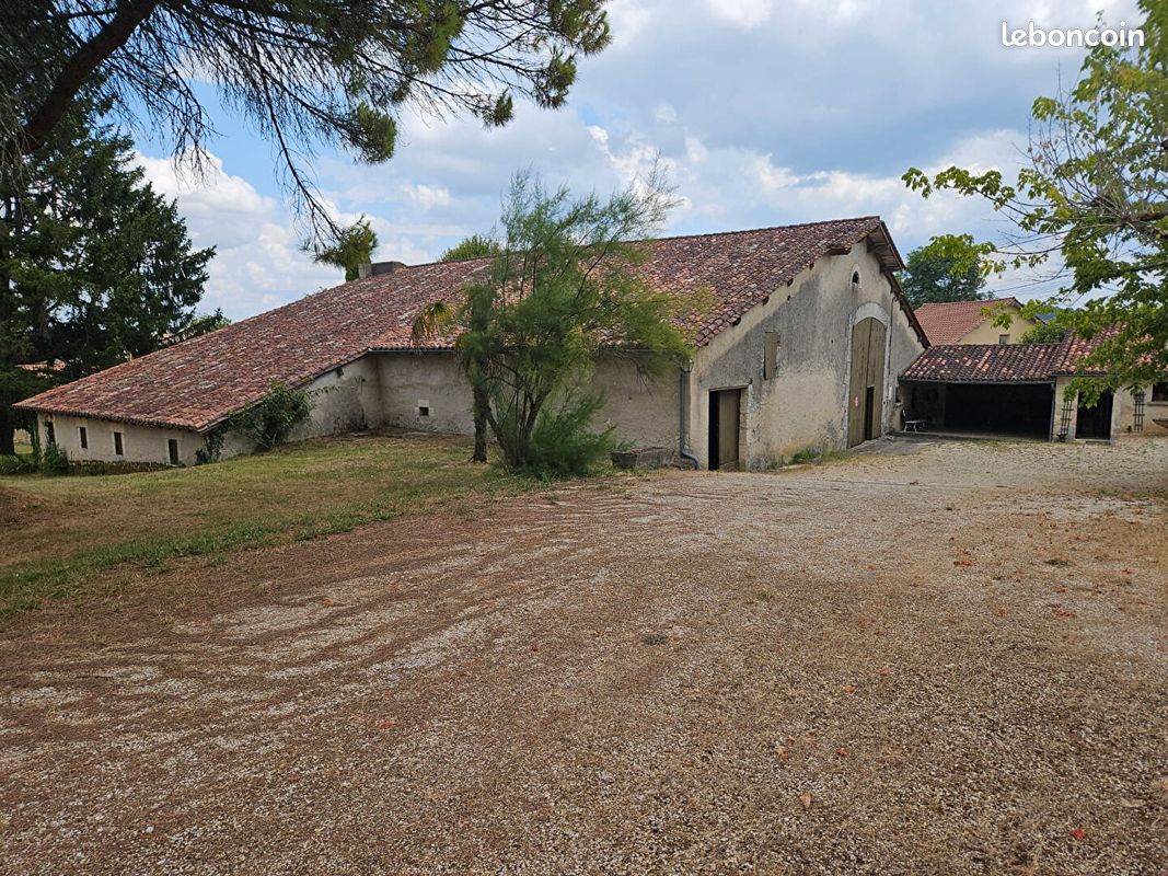 Local commercial 3 pièces 700 m² · à Ribérac · 700 m² · 215 000 €
