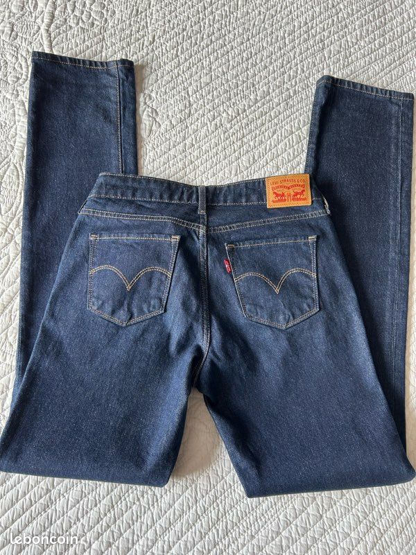 Jean Levi's 714 Femme – Coupe Straight Slim Stretch, Taille W27 L30, Bleu, Occasion Très Bon état