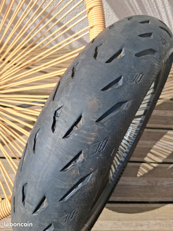Pneu Michelin 120 70 17 (image 1)