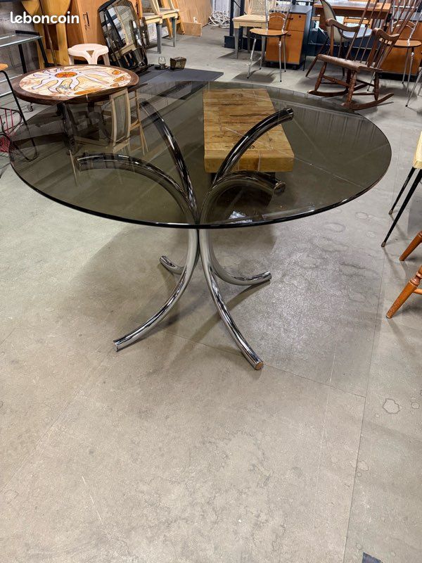 Table à manger ronde vintage italienne – verre fumé & piètement chromé sculptural – années 70 (image 3)