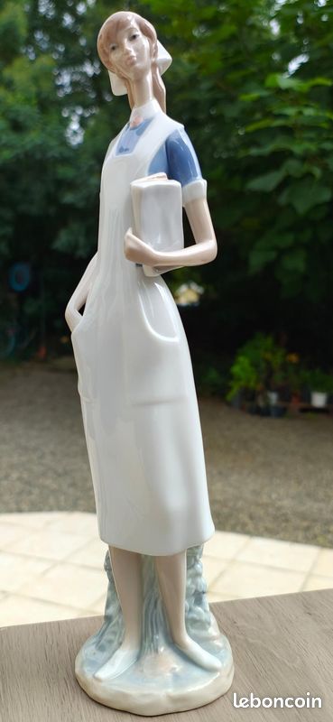 Figurine En Porcelaine Lladro - Femme 20 Cm - Excellent état