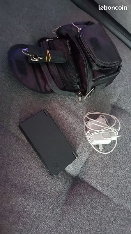 Console dsi noir et sa pochette (image 1)