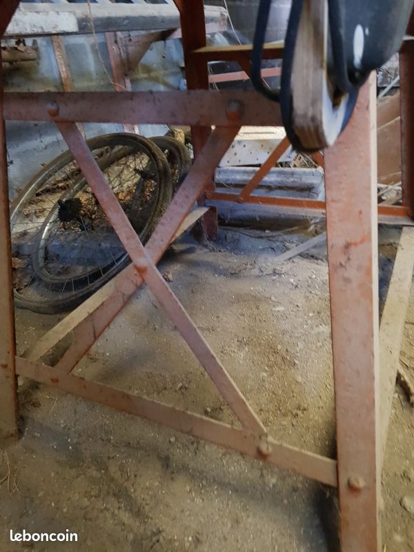 Ancien petit établi avec branchement électrique (image 4)