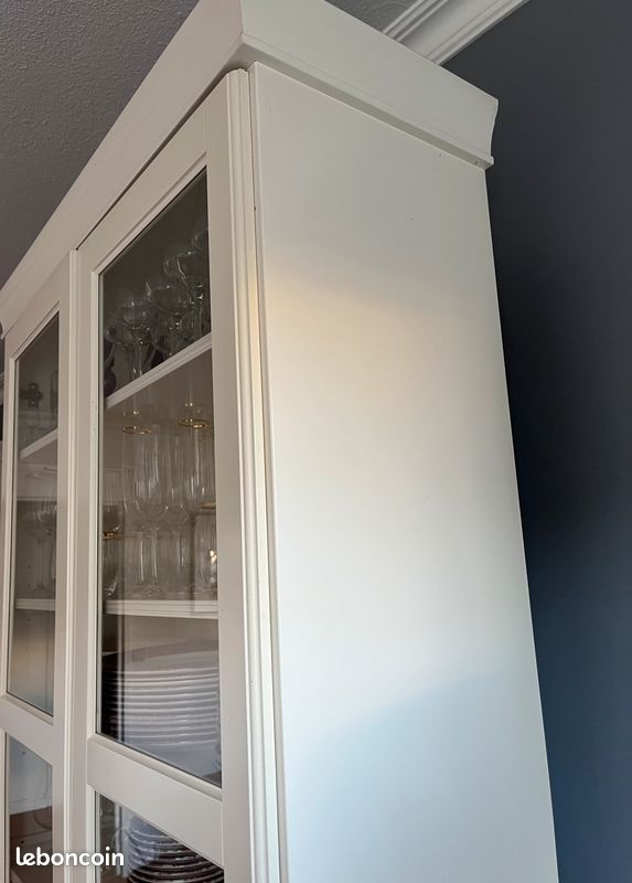 Bibliothèque Ikéa avec porte vitrée + donne une table ronde avec rallonge, 5 cinq chaises, 1 meuble TV et une console. Livraison possible en supplément. 400 le lot (image 3)