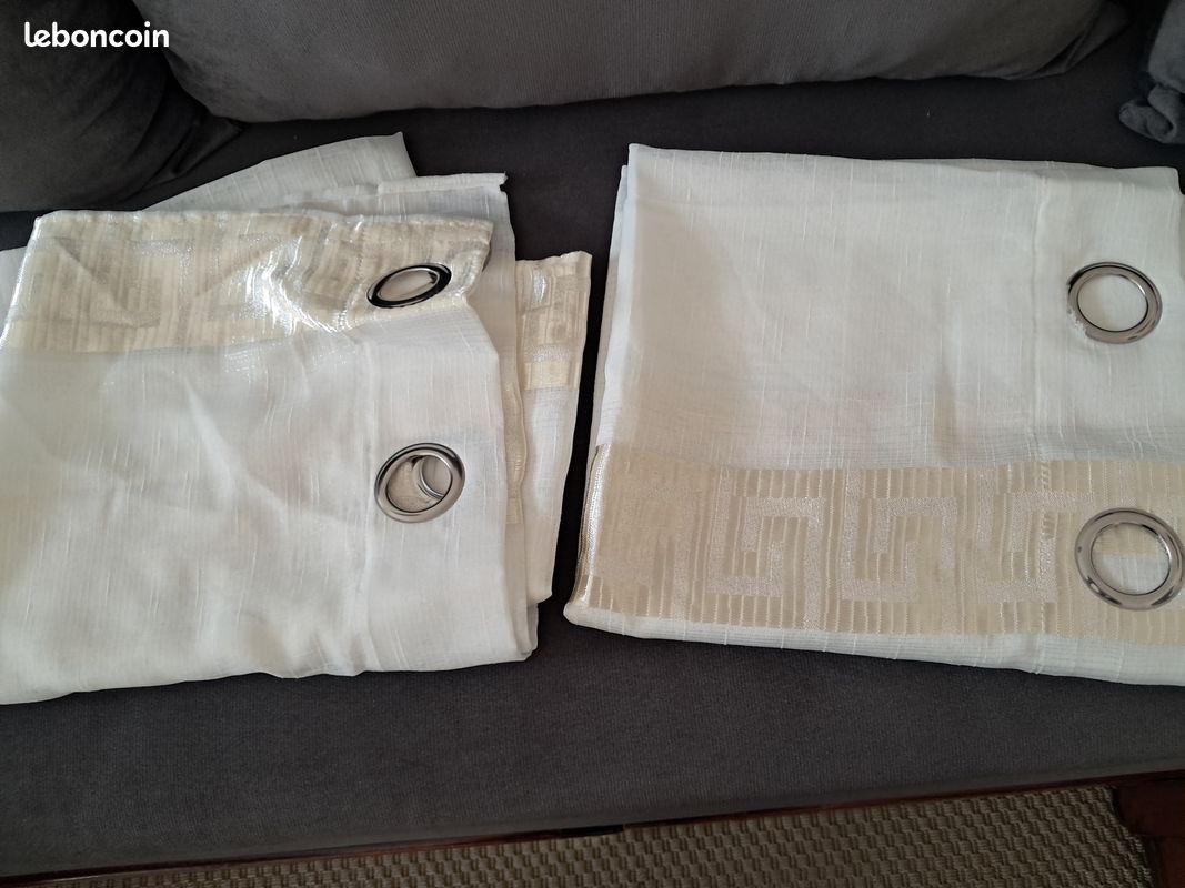 Deux Rideaux Blancs Identiques - Pour Porte Ou Fenêtre - Occasion En Bon état