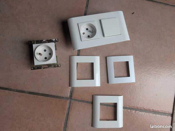 Prise électrique Legrand Mosaic 50 - 2P + Terre - Modèle 77203 - Pour Terrasse Ou Extérieur - Occasion