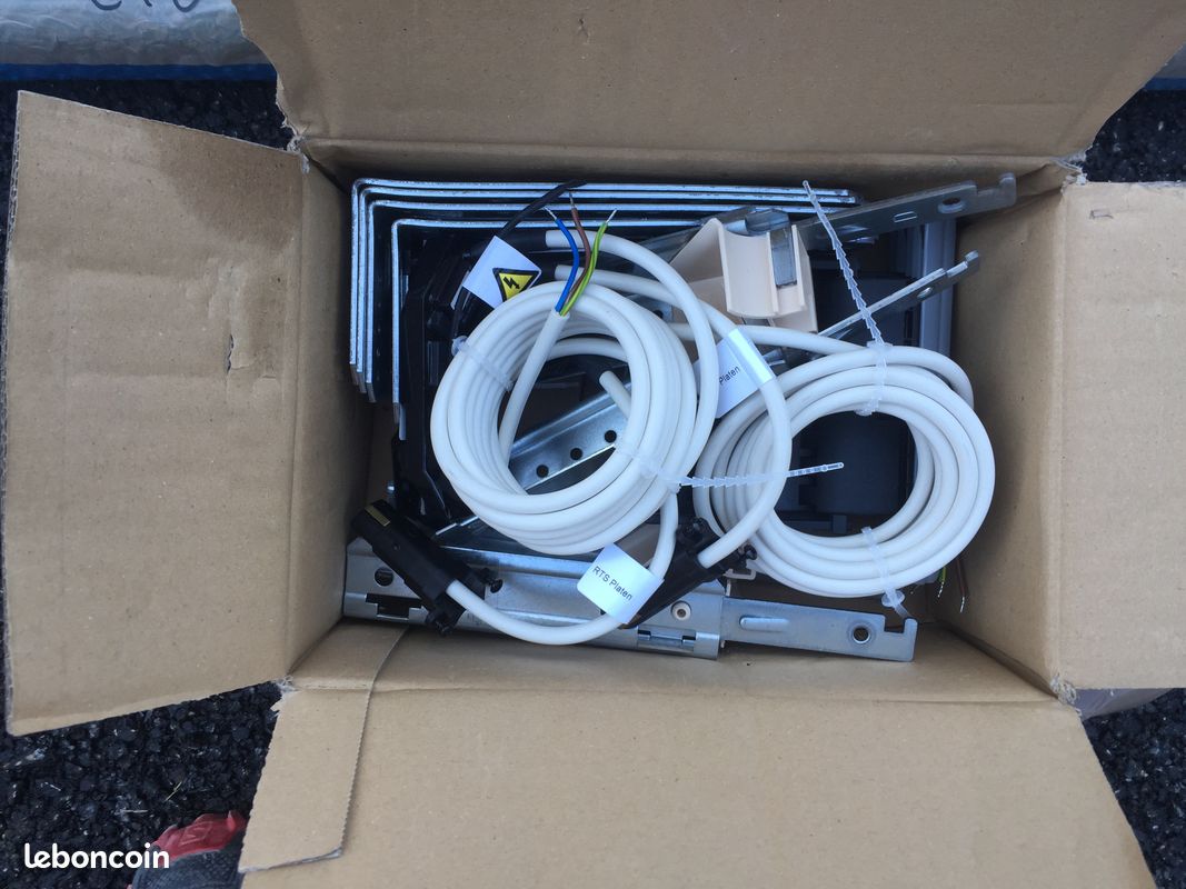 Vend 2 volets roulants alu blancs complets (image 4)