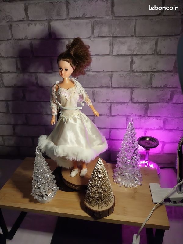 Barbie robe polaire blanche (image 1)