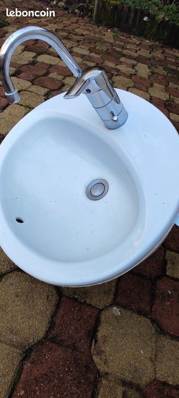 Lavabo blanc avec robinetterie (image 2)