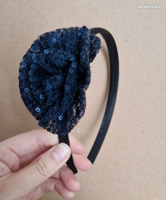 Serre tête fleur pailletée bleu nuit (image 1)
