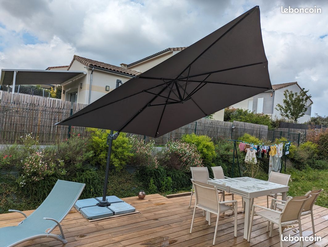 Parasol déporté Hesperide 3x3m + lot de 4 dalles de 25kg (image 1)