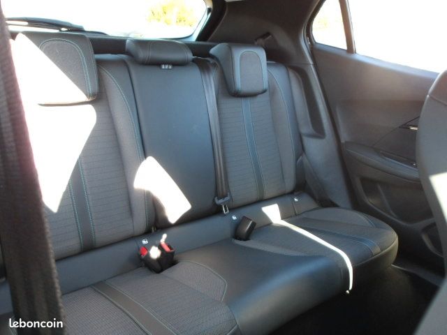 Peugeot 2008 PureTech 130 S&S EAT8 Allure (image 23)