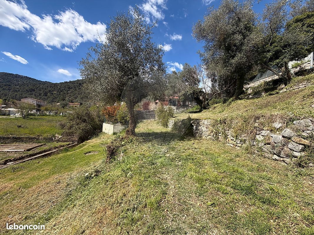 Terrain 620 m² · à Tourrette-Levens · 169 000 €