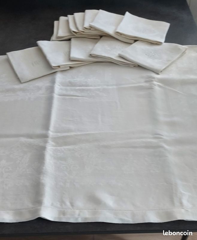 Nappe rectangulaire blanche et ses 12 serviettes en coton damasseavec monogramme - Linge de maison Nappe rectangulaire blanche et ses 12 serviettes en coton damasseavec monogramme - Linge de maison