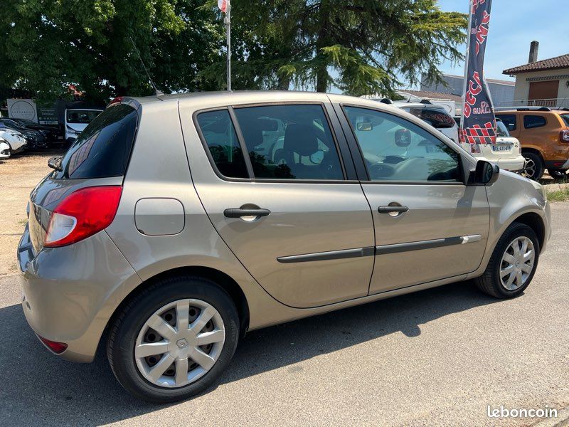 RENAULT Clio III Phase 2 1.5 dci 75ch 4cv (image 3)