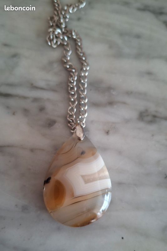 Pendentif Pierre Brute en Quartz Rose et Fils en Métal Argenté