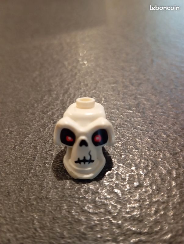 Minifigure,head,modified skull with red eyes,craks (image 3)