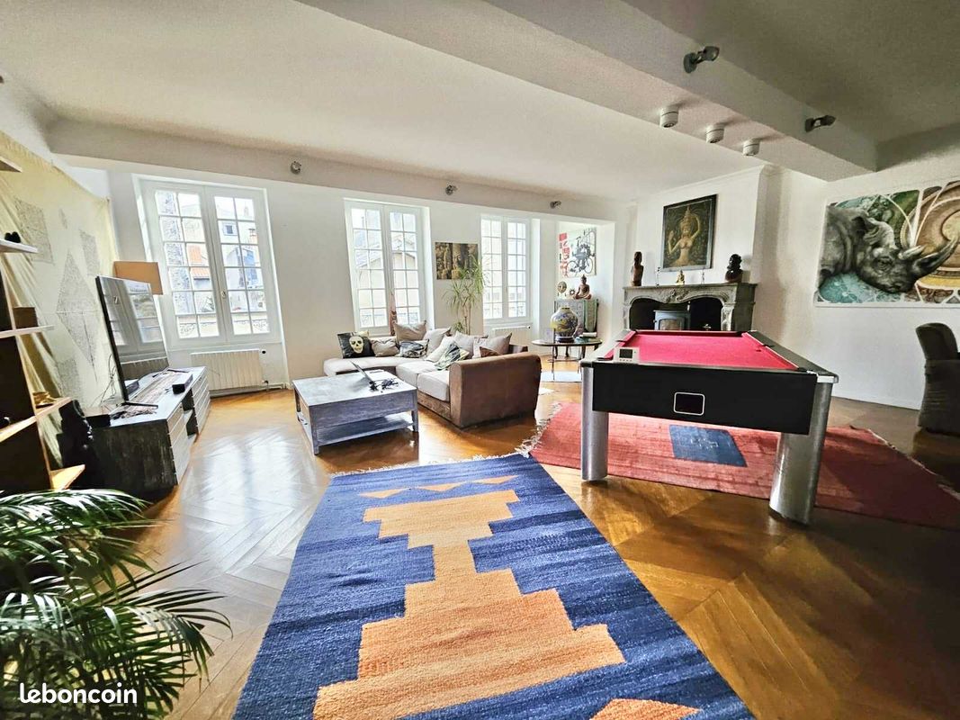 Maison 9 pièces 284 m² · à Riom · 284 m² · 1 950 €/mois