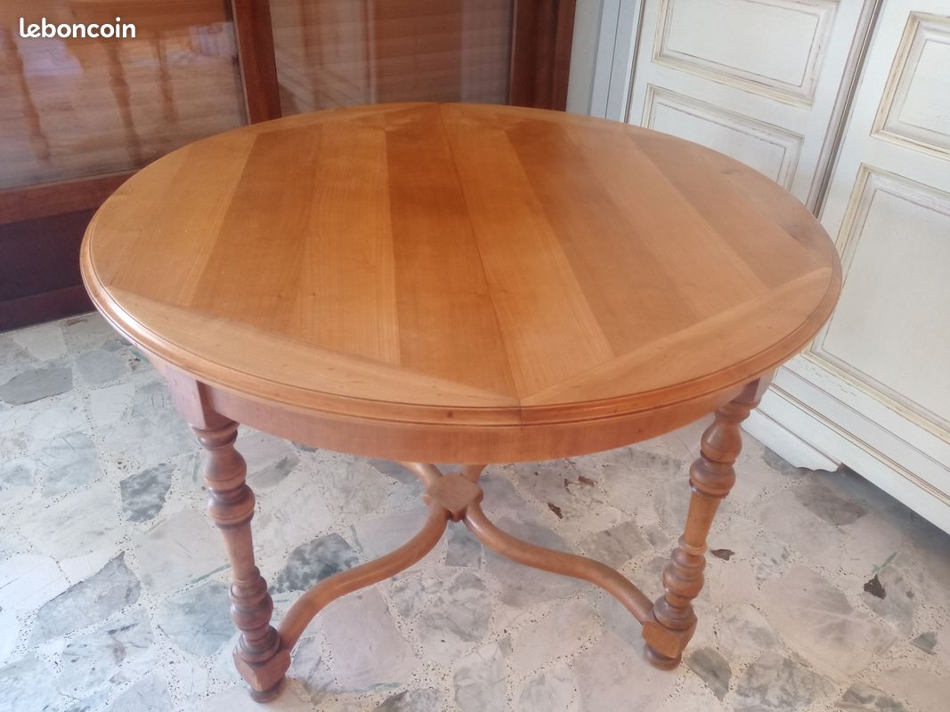 Table ronde en merisier clair massif (image 1)