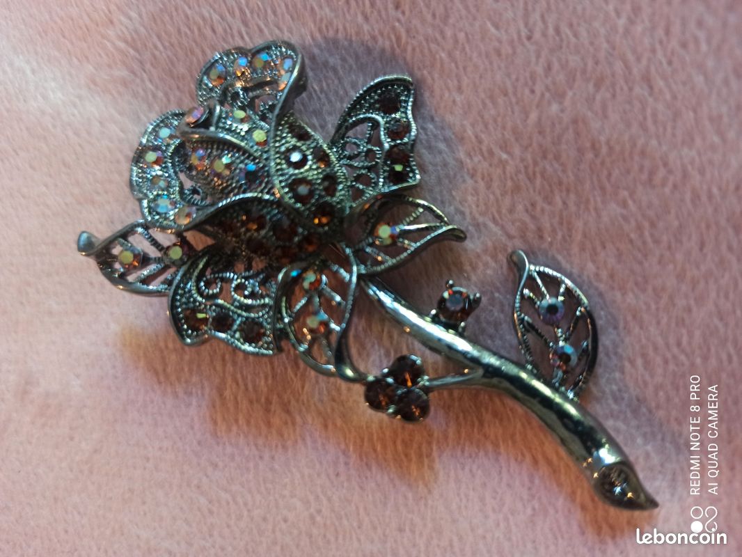 Broche Ancienne Magnifique - Bijou Vintage En Métal - Occasion, Parfaite Pour Collectionneurs Ou Style Rétro