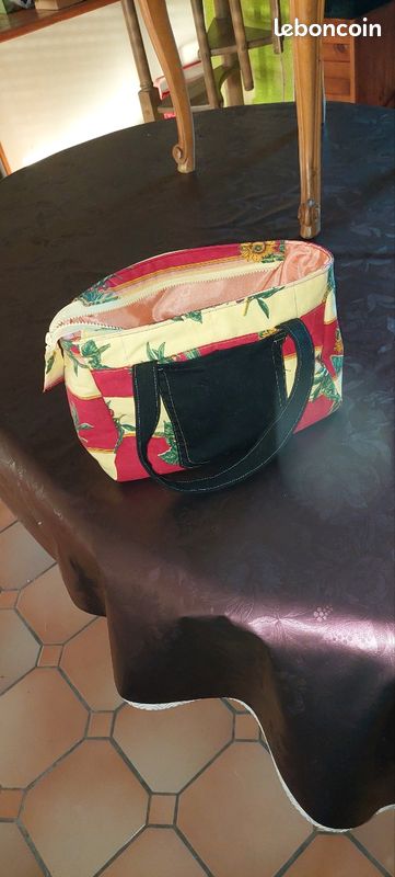 Petit sac à main tissu fleuri style provençal – rouge, jaune et noir (image 1)