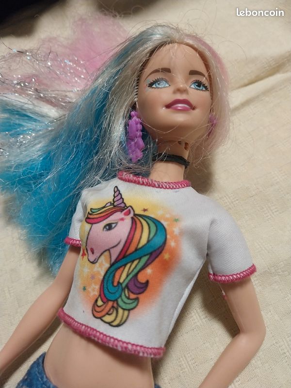 Poupée barbie avec crop top (image 1)