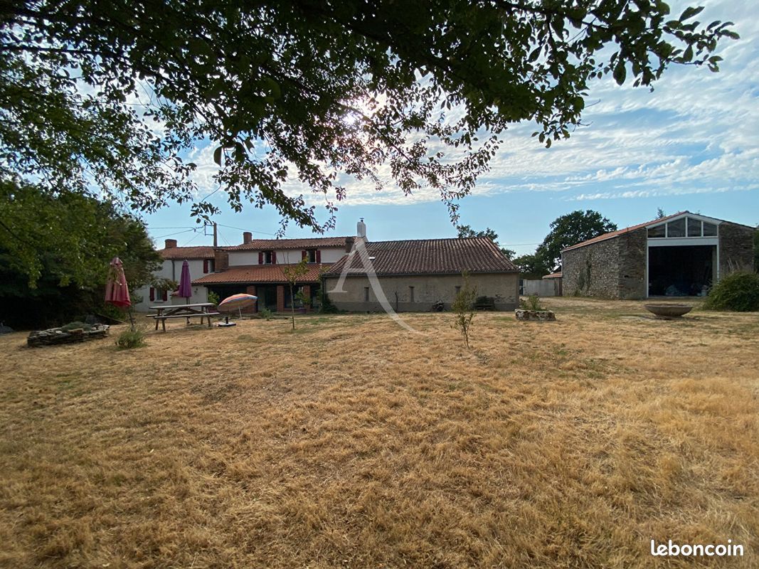Maison 6 pièces 269 m² · à Saint-Étienne-de-Mer-Morte · 269 m² · 483 000 €