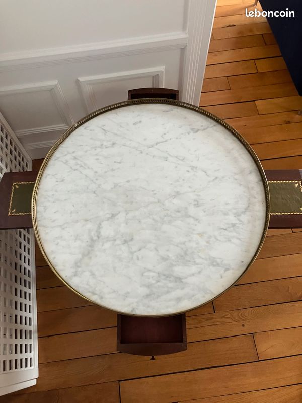 Table bouillotte - Plateau marbre, acajou et galerie en laiton (image 1)
