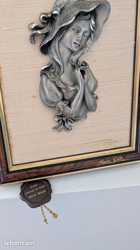 Cadre avec femme en étain tenant une rose (image 3)