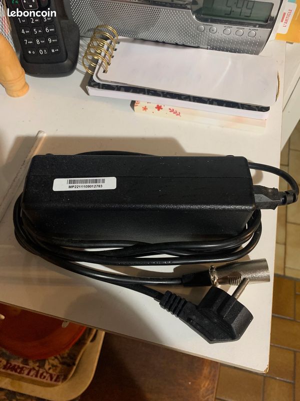 BTWIN CHARGEUR POUR VELO A ASSISTANCE ELECTRIQUE BEBIKE 24 Volt 2 Ampère (image 1)
