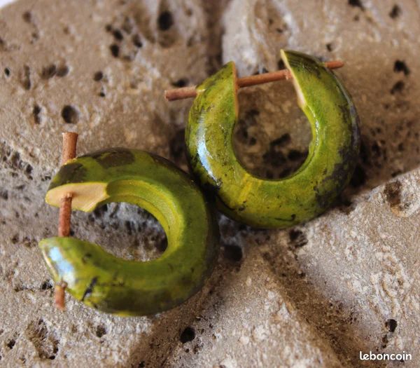 Boucles d'oreilles créoles piercing en bois peint vert anis (image 1)