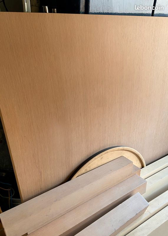 Table carrée en bois, design Italien (image 2)