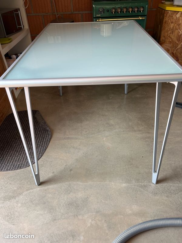 Table en verre (image 1)
