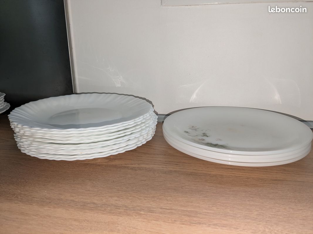 Lot 22 assiettes (plates, à soupe et à dessert) blanches (image 3)